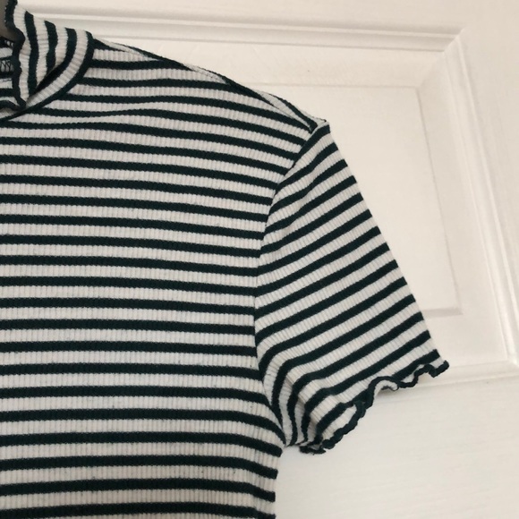 Stripped Crop Top - Picture 3 of 4